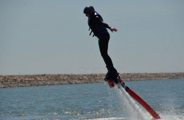 chica manteniendo el equilibrio mientras practica flyboard